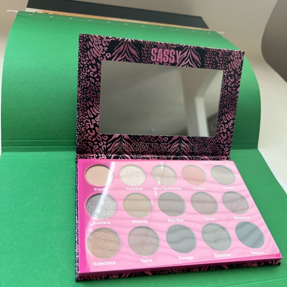 SASSY JONES EYESHA GLOW PALETTE - Picture 7 of 10